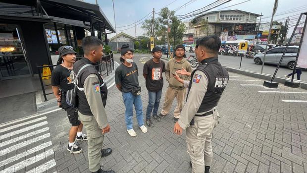 Tukang Lap Kaca Mobil Jalanan Diamankan Satpol PP Bogor